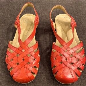 earth. Berri Woven Casual Round Toe Slip-on Sandals